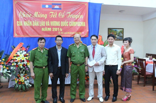Đại tá, PGS.TS Trần Minh Chất, Phó Giám đốc Học viện CSND tặng hoa chúc mừng các học viên Lào và Campuchia nhân dịp Tết cổ truyền